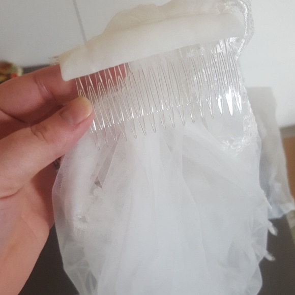 Shoulder length soft white wedding veil - Picture 4 of 4